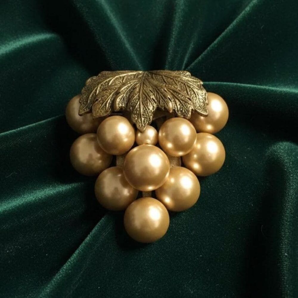 Vintage Grape Cluster Fruit Dress Clip, Faux Pearls Golden Tones, Sash Belt Clip